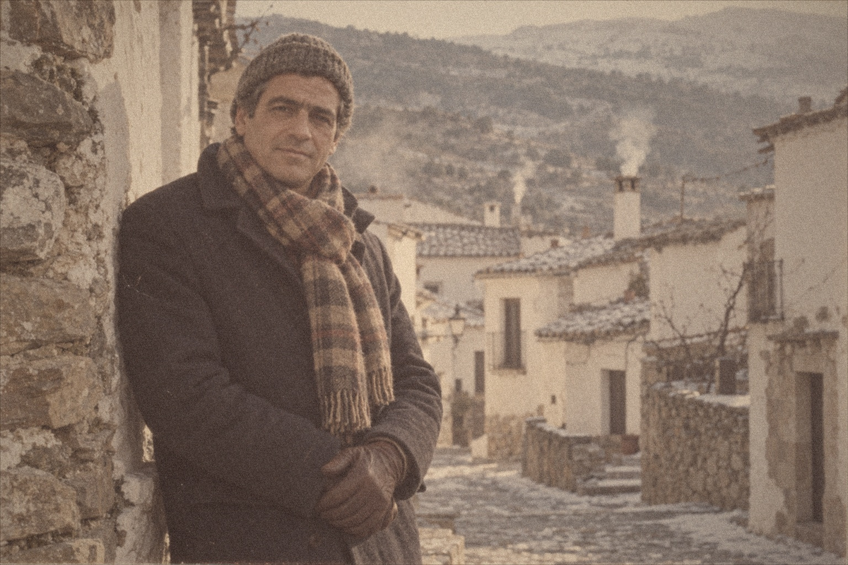 Mi padre en la sierra, enero de 1984. La bufanda de cuadros se la tejió mi madre.