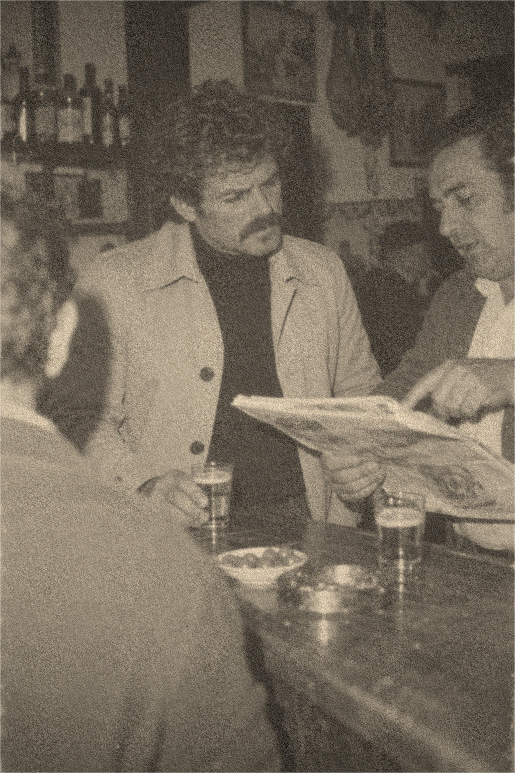 Mi padre en el bar del barrio, invierno del 72. Con su gabardina, como siempre.