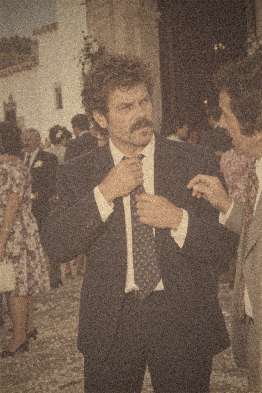 Un traje para bodas, bautizos y entierros.