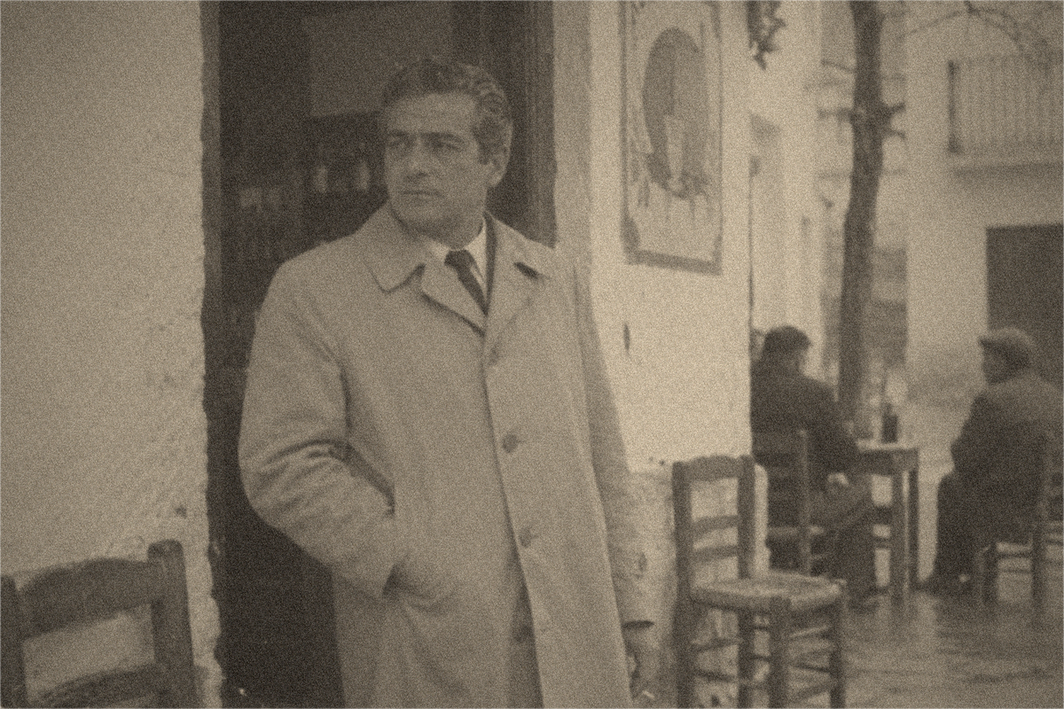 Mi padre en el bar de la plaza, invierno del 72. Con la gabardina, como siempre.